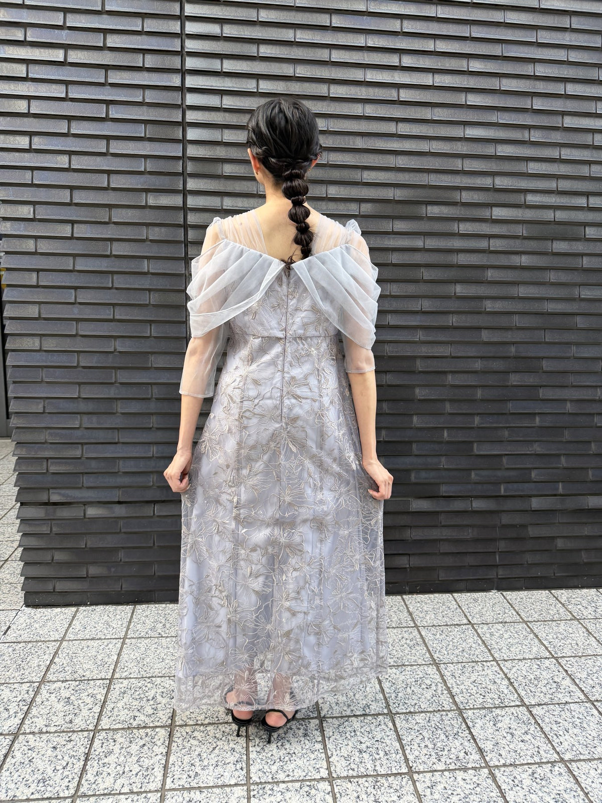チュールドレープスパンコールドレス ライトグレー 着用写真