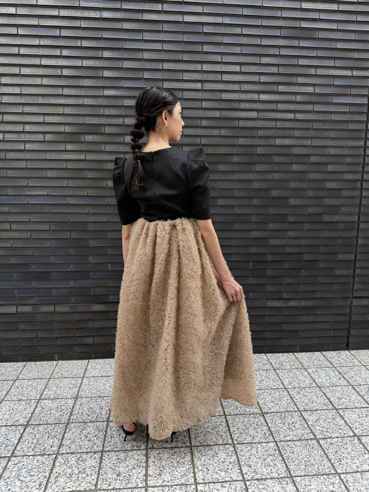 MOCOMOCO SET UP HALF SLEEVE DRESS ベージュ×ブラック 着用写真