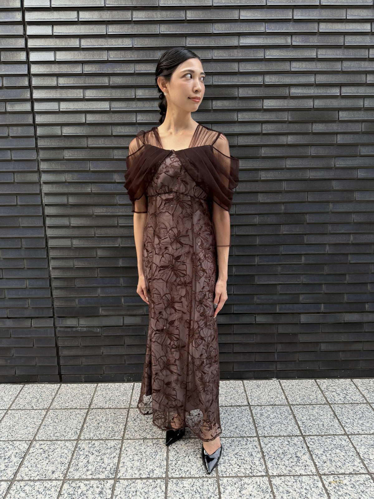 チュールドレープスパンコールドレス ダークブラウン 着用写真