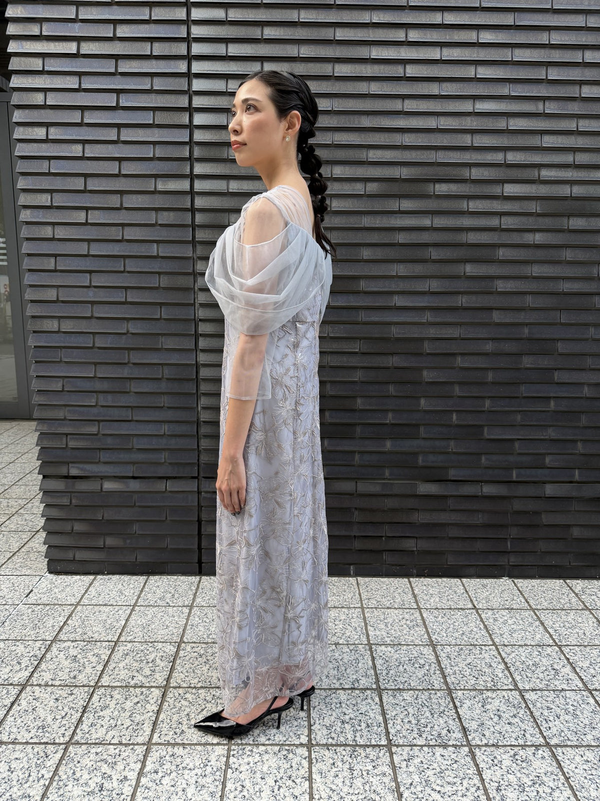 チュールドレープスパンコールドレス ライトグレー 着用写真